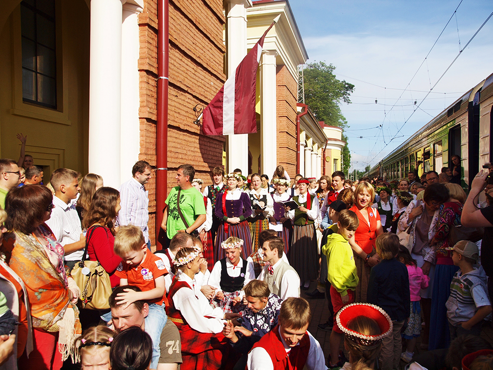 2013.06.15. VAS « Latvijas Dzelzceļš » ar unikālu pasākumu «Dziesmu un Deju svētku ekspresis» ieskandināja XXV Vispārējos latviešu dziesmu un XV Deju svētkus.