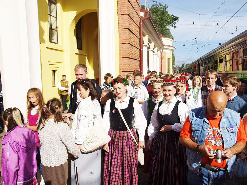 2013.06.15. VAS « Latvijas Dzelzceļš » ar unikālu pasākumu «Dziesmu un Deju svētku ekspresis» ieskandināja XXV Vispārējos latviešu dziesmu un XV Deju svētkus.