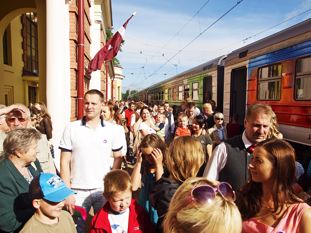2013.06.15. VAS « Latvijas Dzelzceļš » ar unikālu pasākumu «Dziesmu un Deju svētku ekspresis» ieskandināja XXV Vispārējos latviešu dziesmu un XV Deju svētkus.