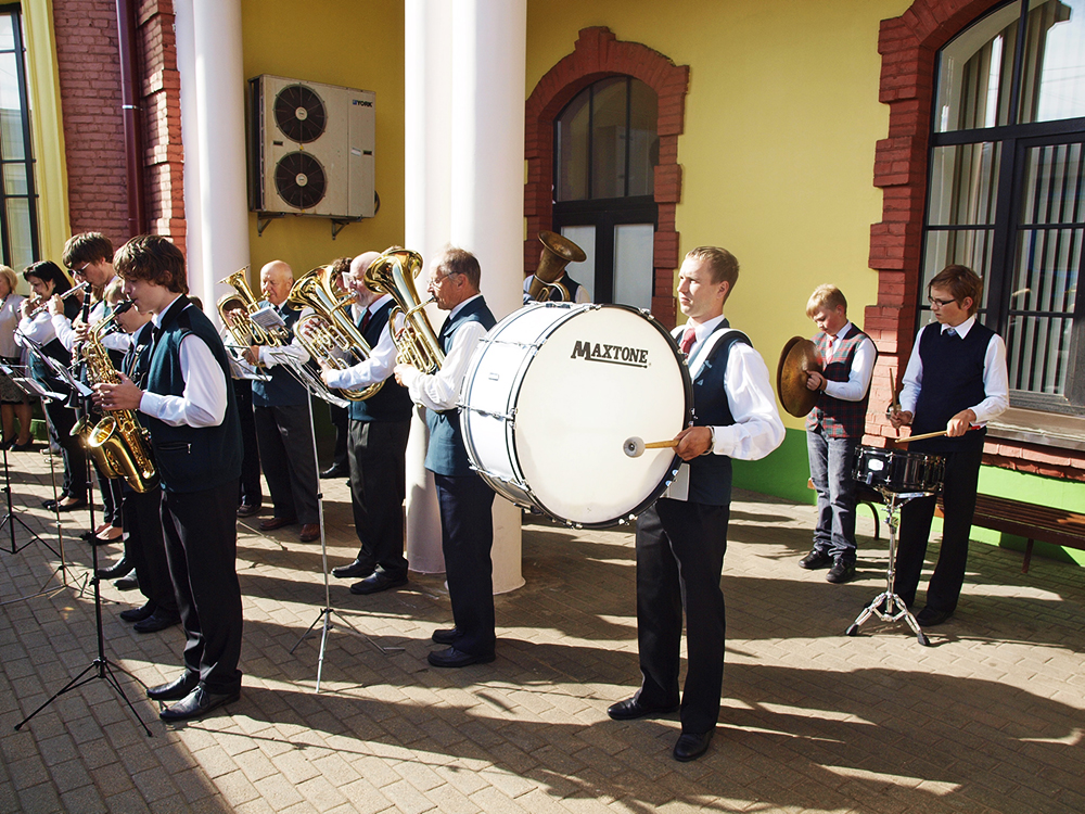 2013.06.15. VAS « Latvijas Dzelzceļš » ar unikālu pasākumu «Dziesmu un Deju svētku ekspresis» ieskandināja XXV Vispārējos latviešu dziesmu un XV Deju svētkus.