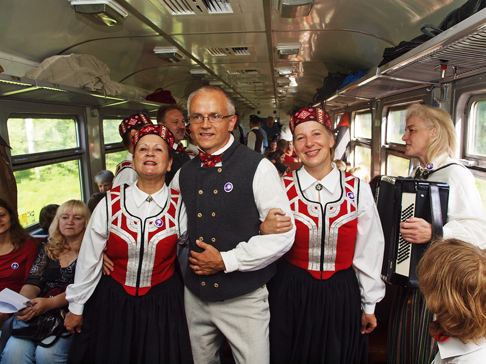 2013.06.15. VAS « Latvijas Dzelzceļš » ar unikālu pasākumu «Dziesmu un Deju svētku ekspresis» ieskandināja XXV Vispārējos latviešu dziesmu un XV Deju svētkus.