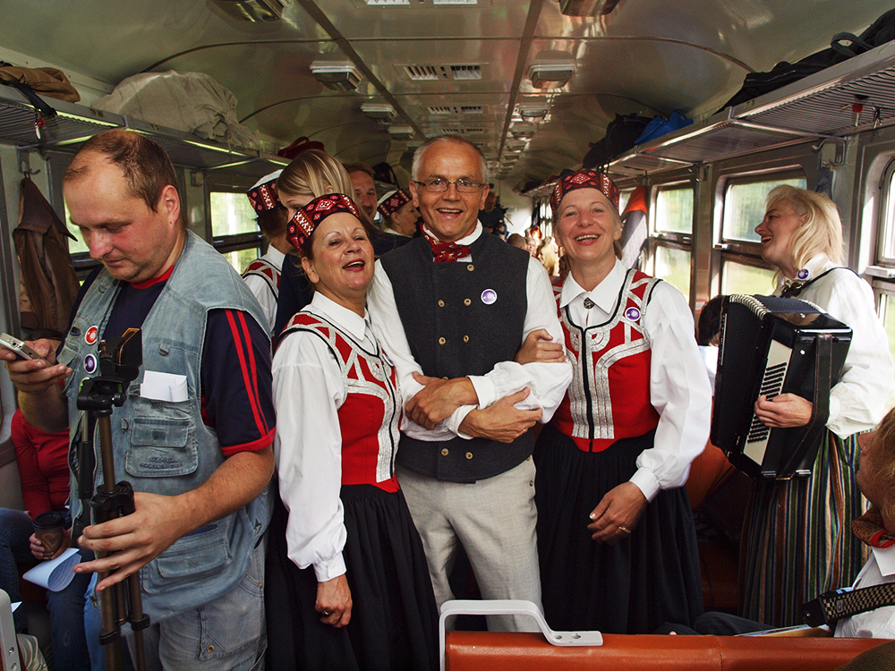 2013.06.15. VAS « Latvijas Dzelzceļš » ar unikālu pasākumu «Dziesmu un Deju svētku ekspresis» ieskandināja XXV Vispārējos latviešu dziesmu un XV Deju svētkus.