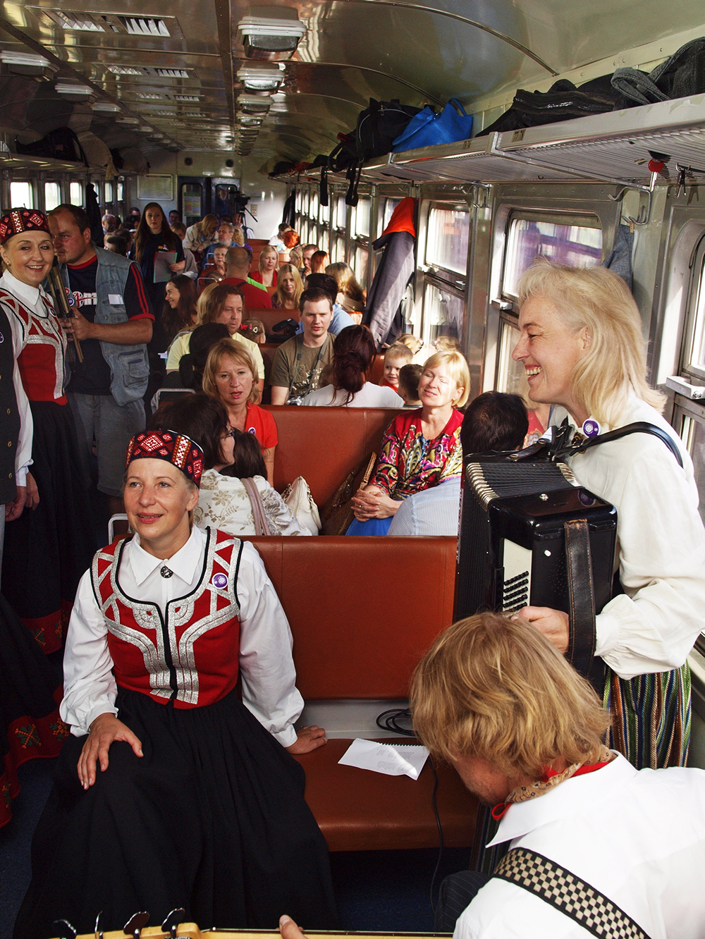 2013.06.15. VAS « Latvijas Dzelzceļš » ar unikālu pasākumu «Dziesmu un Deju svētku ekspresis» ieskandināja XXV Vispārējos latviešu dziesmu un XV Deju svētkus.