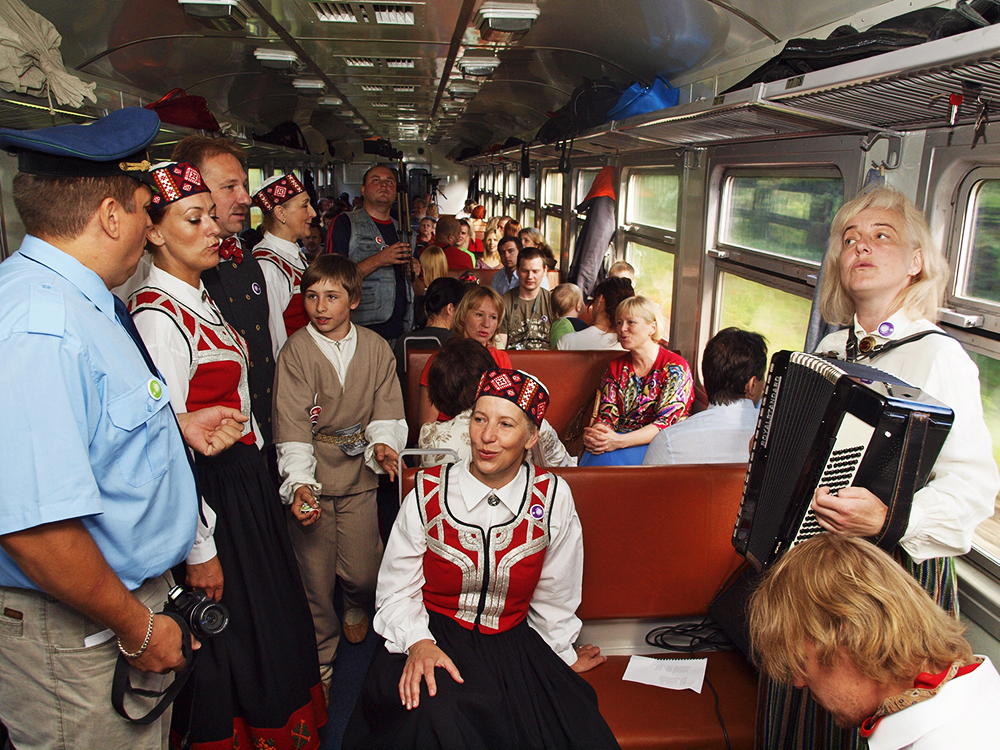2013.06.15. VAS « Latvijas Dzelzceļš » ar unikālu pasākumu «Dziesmu un Deju svētku ekspresis» ieskandināja XXV Vispārējos latviešu dziesmu un XV Deju svētkus.