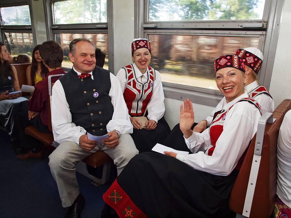 2013.06.15. VAS « Latvijas Dzelzceļš » ar unikālu pasākumu «Dziesmu un Deju svētku ekspresis» ieskandināja XXV Vispārējos latviešu dziesmu un XV Deju svētkus.