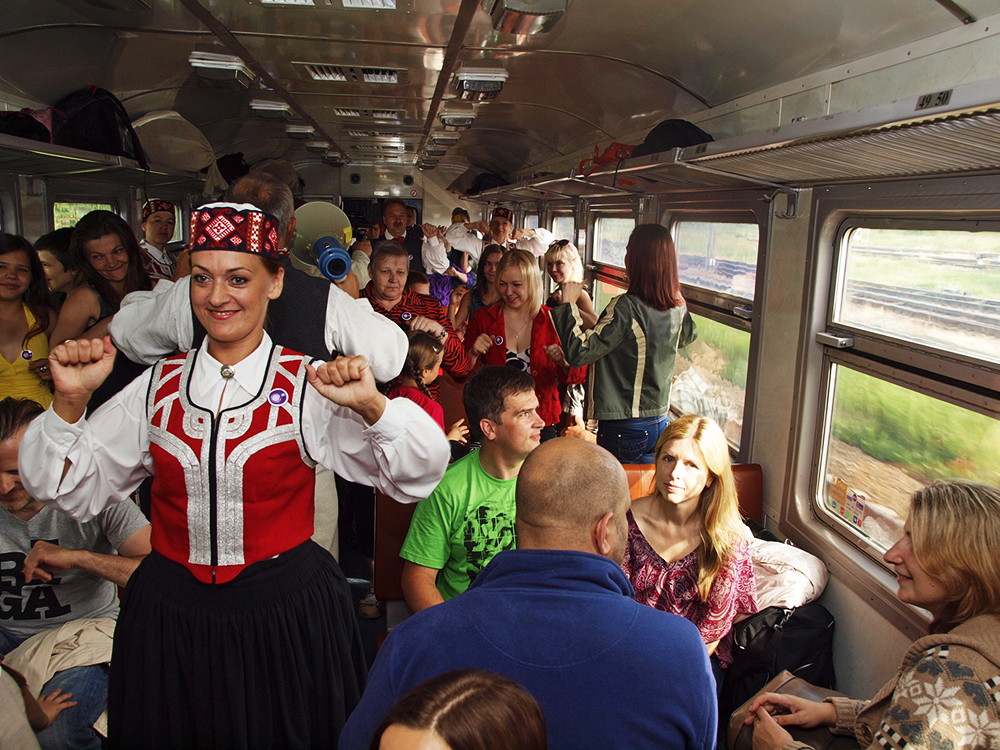 2013.06.15. VAS « Latvijas Dzelzceļš » ar unikālu pasākumu «Dziesmu un Deju svētku ekspresis» ieskandināja XXV Vispārējos latviešu dziesmu un XV Deju svētkus.