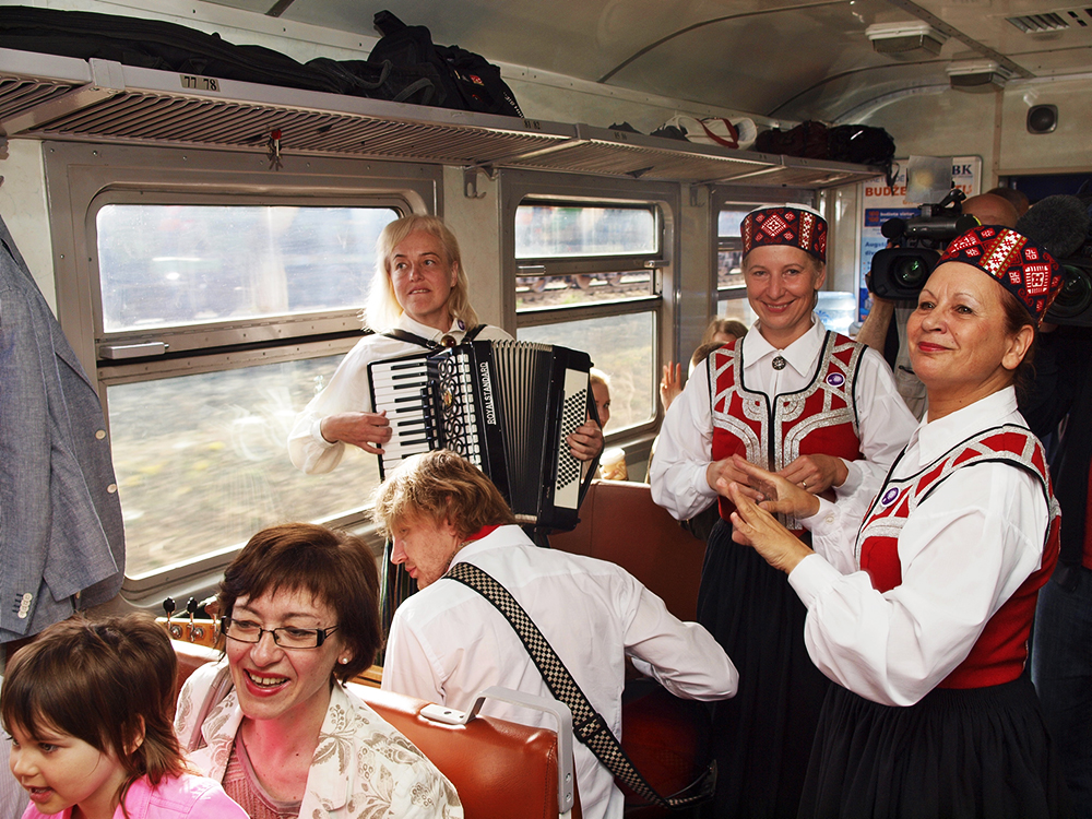 2013.06.15. VAS « Latvijas Dzelzceļš » ar unikālu pasākumu «Dziesmu un Deju svētku ekspresis» ieskandināja XXV Vispārējos latviešu dziesmu un XV Deju svētkus.