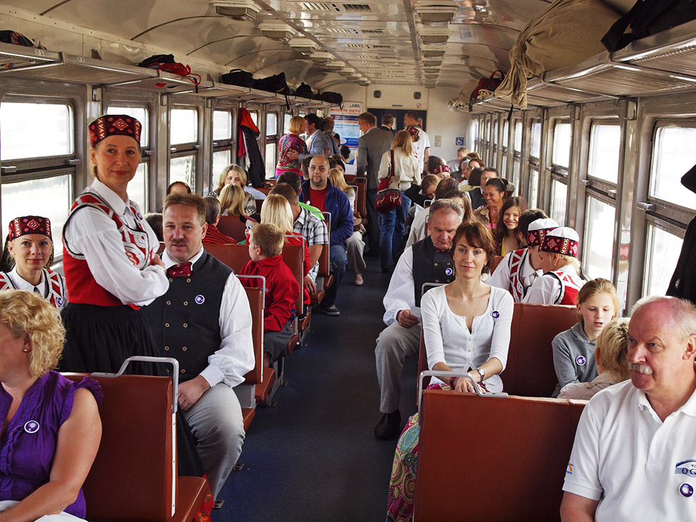 2013.06.15. VAS « Latvijas Dzelzceļš » ar unikālu pasākumu «Dziesmu un Deju svētku ekspresis» ieskandināja XXV Vispārējos latviešu dziesmu un XV Deju svētkus.