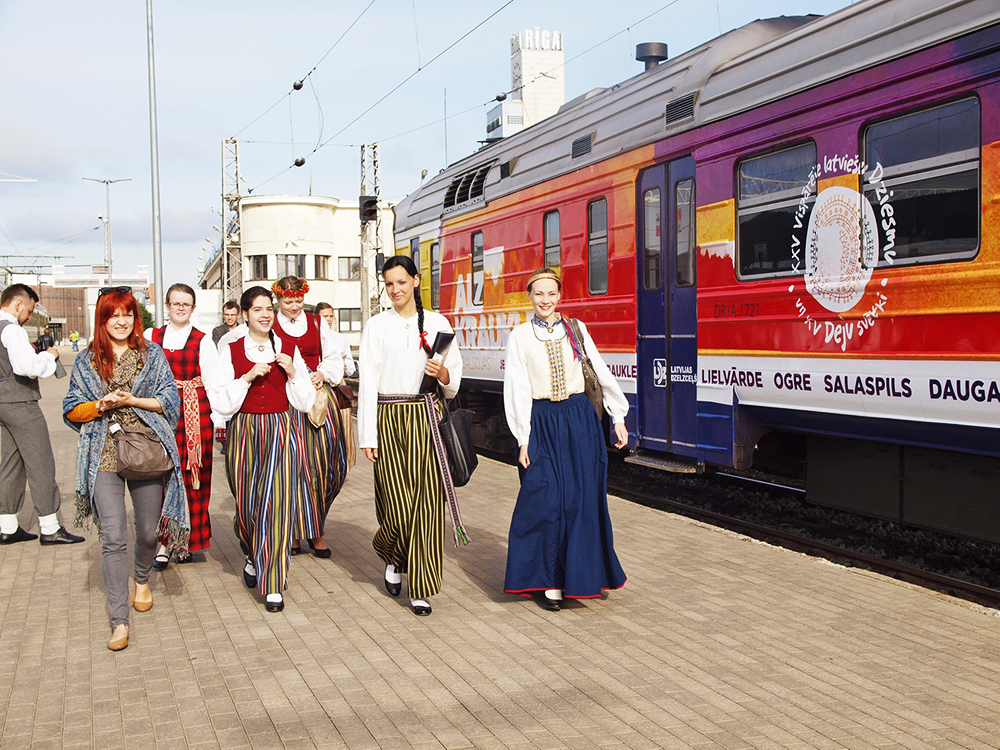 2013.06.15. VAS « Latvijas Dzelzceļš » ar unikālu pasākumu «Dziesmu un Deju svētku ekspresis» ieskandināja XXV Vispārējos latviešu dziesmu un XV Deju svētkus.