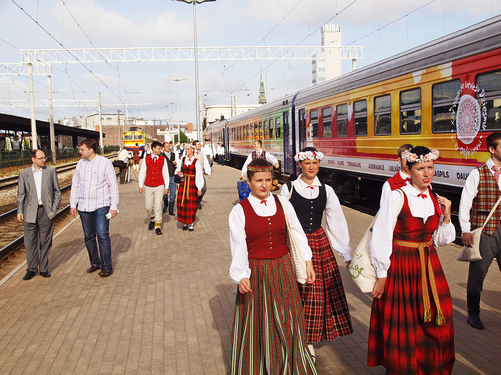 2013.06.15. VAS « Latvijas Dzelzceļš » ar unikālu pasākumu «Dziesmu un Deju svētku ekspresis» ieskandināja XXV Vispārējos latviešu dziesmu un XV Deju svētkus.