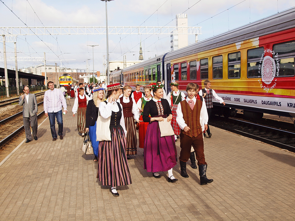 2013.06.15. VAS « Latvijas Dzelzceļš » ar unikālu pasākumu «Dziesmu un Deju svētku ekspresis» ieskandināja XXV Vispārējos latviešu dziesmu un XV Deju svētkus.