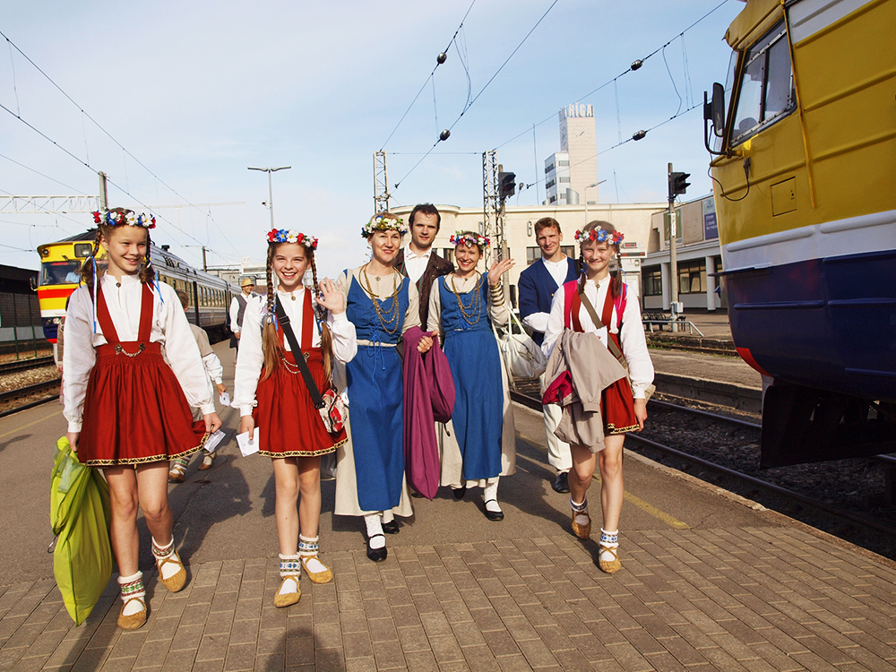 2013.06.15. VAS « Latvijas Dzelzceļš » ar unikālu pasākumu «Dziesmu un Deju svētku ekspresis» ieskandināja XXV Vispārējos latviešu dziesmu un XV Deju svētkus.