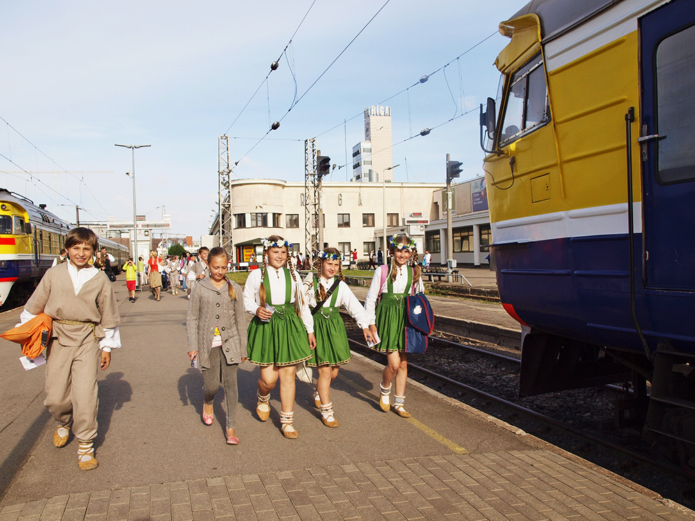 2013.06.15. VAS « Latvijas Dzelzceļš » ar unikālu pasākumu «Dziesmu un Deju svētku ekspresis» ieskandināja XXV Vispārējos latviešu dziesmu un XV Deju svētkus.