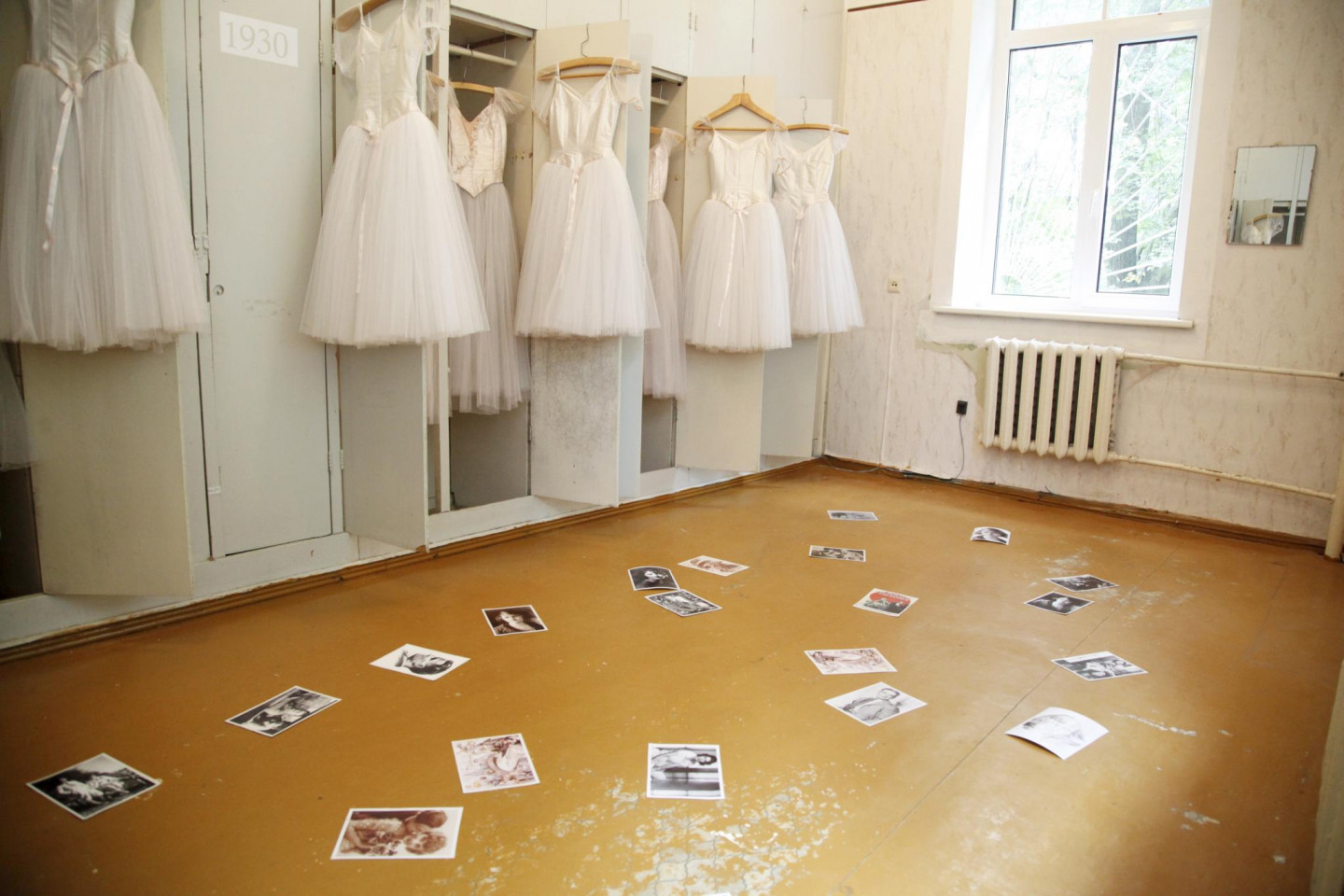 Rīgas psihiatrijas un narkoloģijas centrā atklāta izstāde "Urbānie pilsētstāsti. Sarkandaugava. Dārzs."