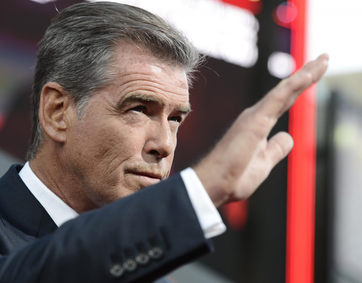 1998.gadā 44 gadu vecumā aktieris Pīrss Brosnans kļuva par vectēvu meitas Šarlotes bērnam. Brosnanu pasaule atceras kā vienu no leģendārā Džeimsa Bonda jeb aģenta 007 lomas atveidotājiem. Pašreiz aktieri uz kino ekrāniem iespējams redzēt filmās "Love Punch" un "The Expendables 4".