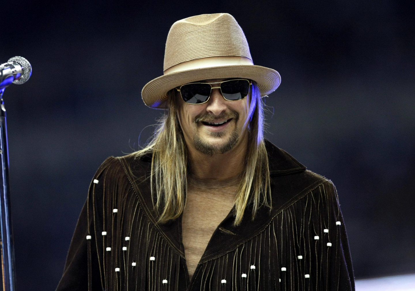 43 gadus vecā mūziķa Kid Rock 21 gadus vecais dēls Bobijs Ričijs Juniors drīz kļūs par tēvu. Kid Rock pazīstams ar tādām dziesmām kā "All Summer Long", "Born Free", "Cowboy", "Bawitdaba" un citām.