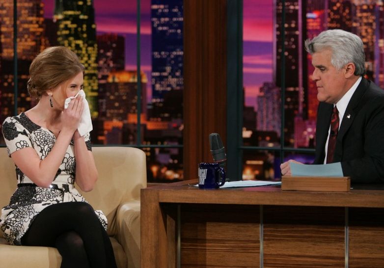 Kad 2008. gadā slavenā aktrise Skārleta Johansone ciemojās raidījūmā "The Tonight Show with Jay Leno", viņa jutās saaukstējusies un izšņauca degunu pasniegtajā mutautiņā. Vēlāk tas tika ievietots kastītā, kuru zvaigzne parakstīja, un pārdots par 5300 dolāru.