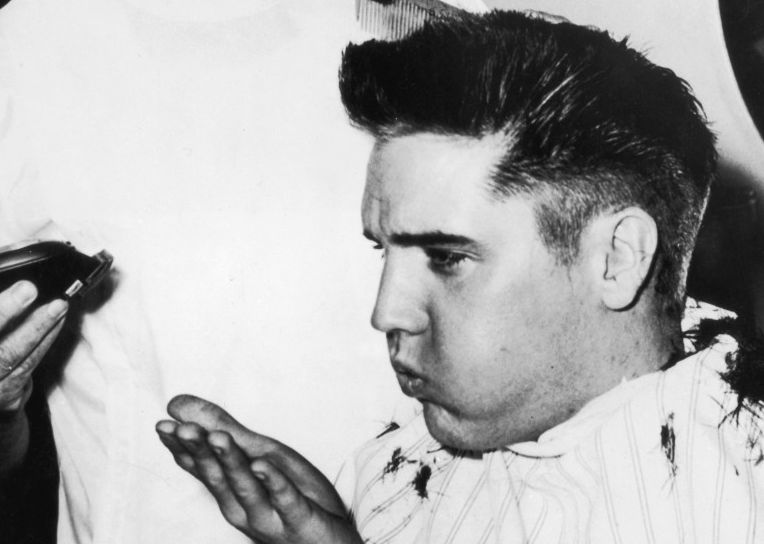 2002. gadā Elvisa Preslija matu cirtu kušķis tika pārdots kādā izsolē par astronomisku summu - 115 000 dolāru.