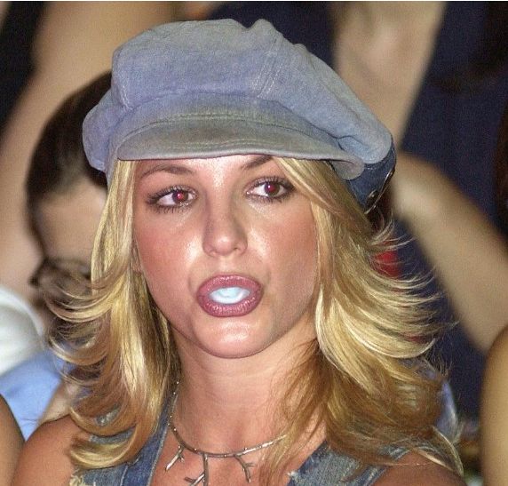 Interneta izsolē 2004. gadā tika pārdota pilnīgi nelietderīga manta - gabaliņš košļājamās gumijas, ko izlietoja un izmeta miskaastē Britnija Spīrsa. Neraugoties uz nelietderību, par šo mantu tika samaksāti 14 000 dolāri.