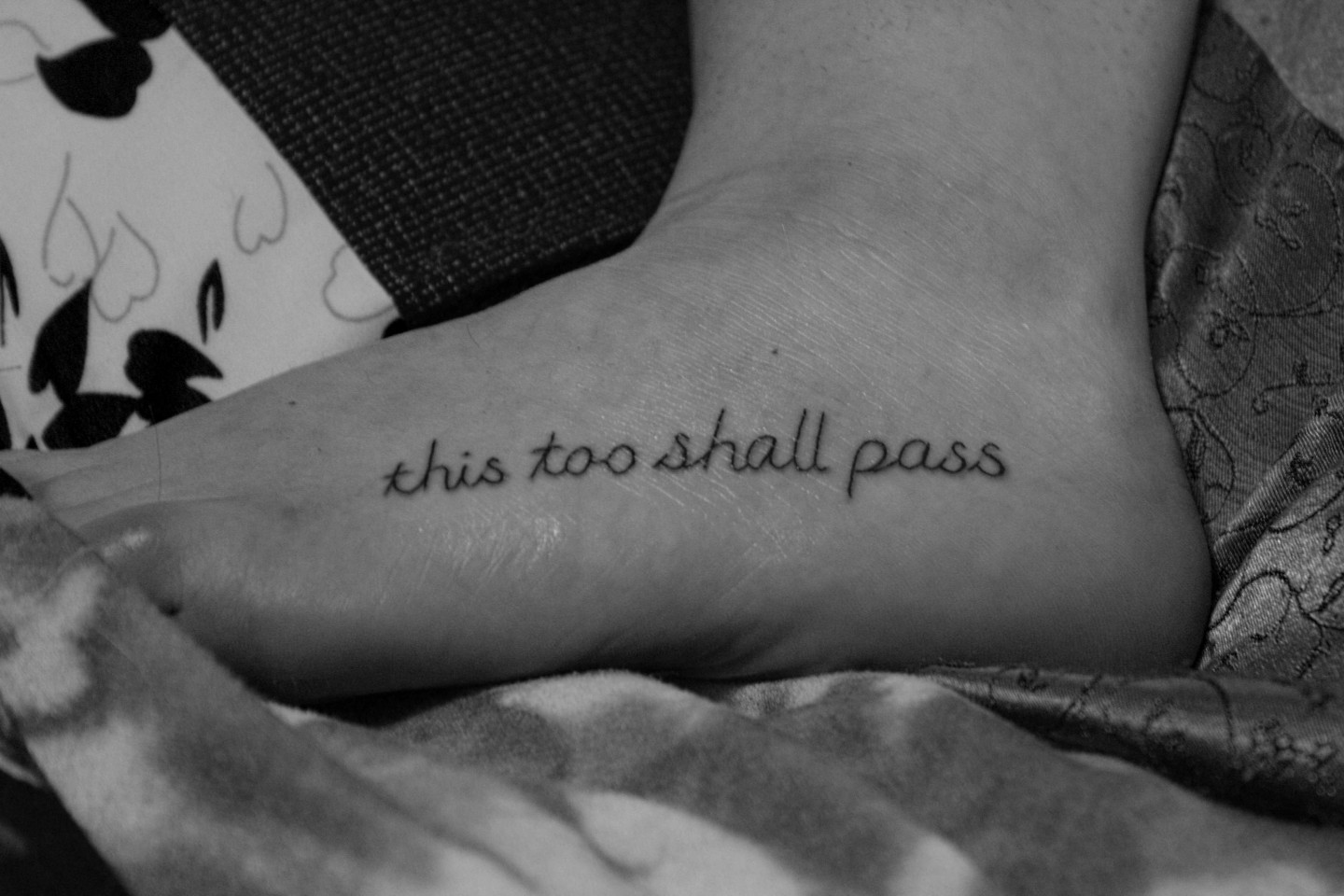 Teksts "This too shall pass"