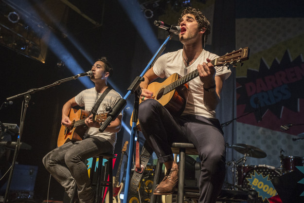 Aktieris un mūziķis Darens Kriss ar brāli Čaku