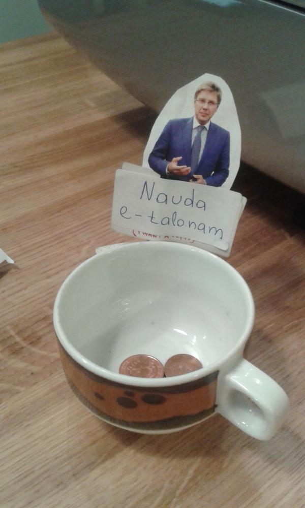 @Mkaprans: "Ja kas, Ušakovs (@nilushakov) kļuvis par Coffee Inn reklāmas seju"