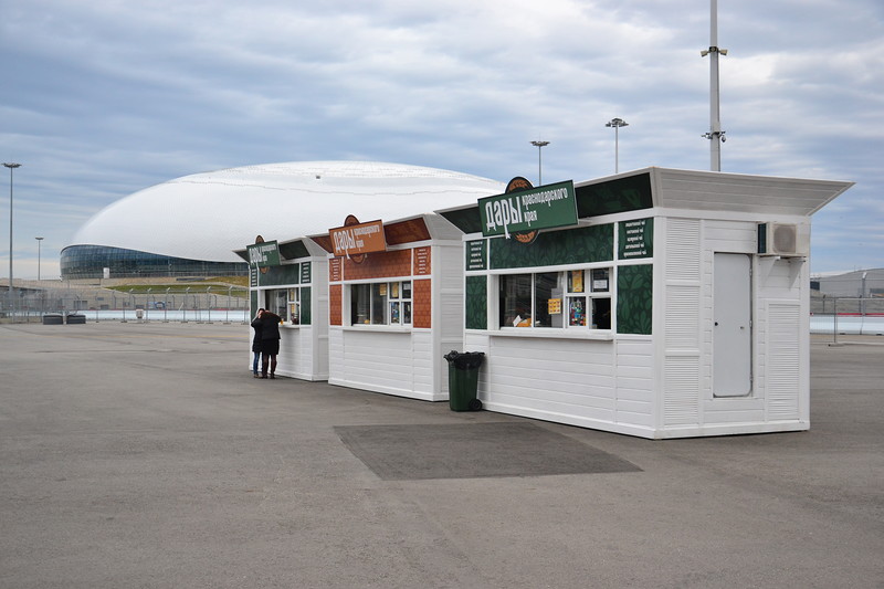 Vienīgās "būves", kuras ir plaši apmeklētas ir ātrās ēdināšanas kioski.