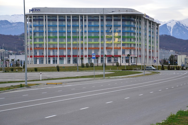 Viena no Olimpiskā ciemata viesnīcām - tukša.