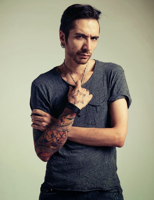 Krievu rokmūzikas leģendas Viktora Coja dēls Aleksandrs