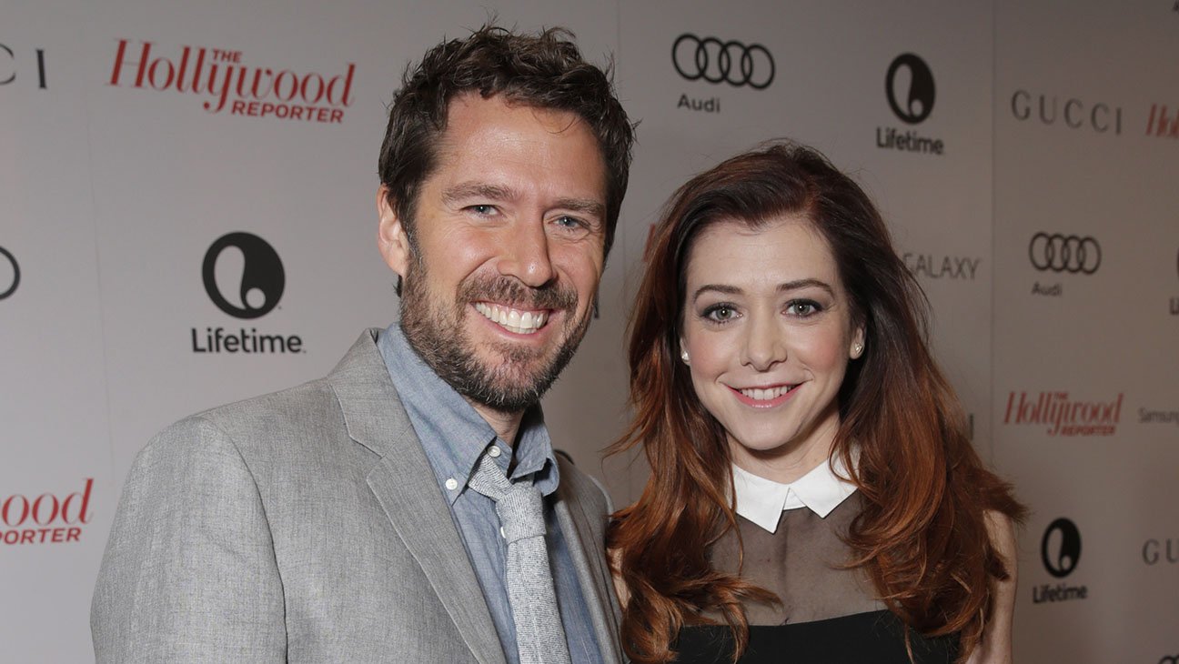 Alisone Hennigana(40) un Aleksis Denisovs(49) iepazinās filmēšanas laukumā seriālam "Buffy the Vampire Slayer". Pāris ir precējies kopš 2003.gada un lepojas ar divām meitām.