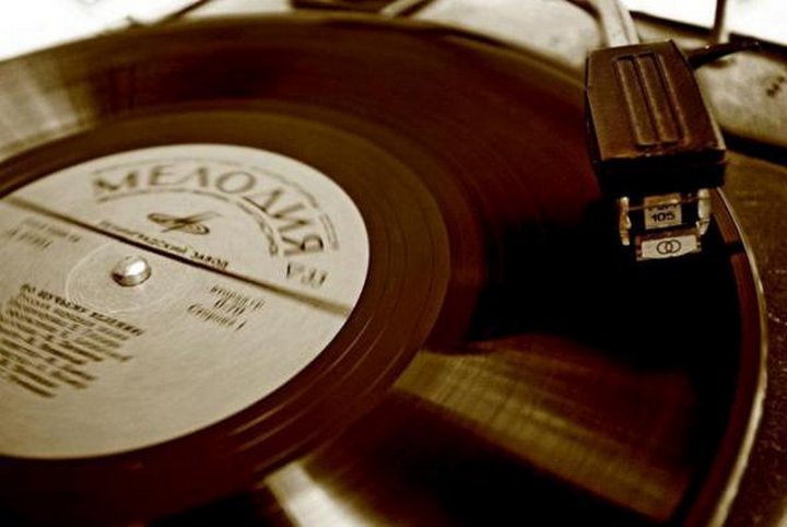 Par 2.15 rubļiem varēja iegādāties plati papīra iepakojumā, tikpat maksāja arī divi komplekti komplekso pusdienu