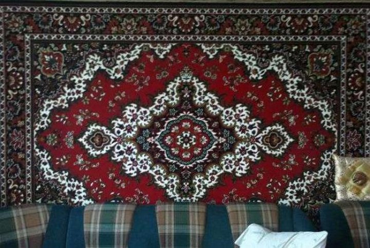 Katra padomju dzīvokļa interjera neatņemama sastāvdaļa - sienas paklājs. Tā cena bija 98 rubļi