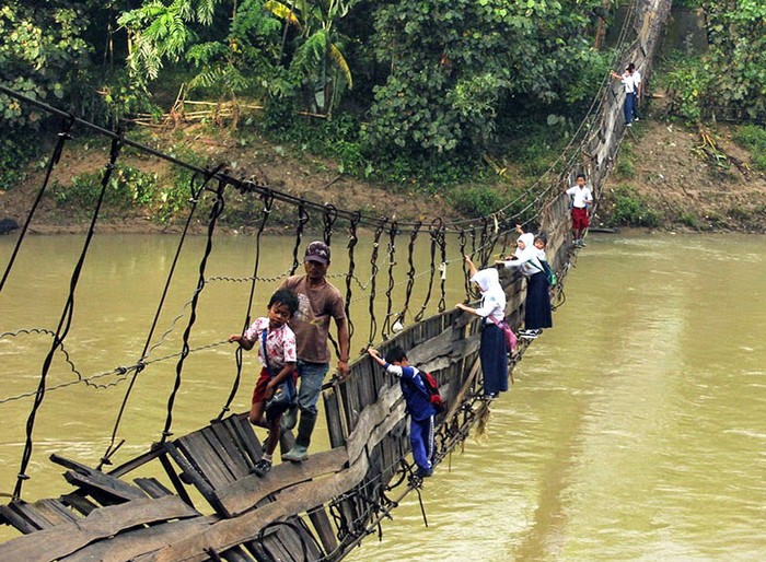 Indonēzijā, lai nokļūtu skolās jāmēro ceļš pāri upēm. Visbiežāk tas jādara izmantojot tiltus, kuri bieži vien ir veci, nolietoti un bīstami.