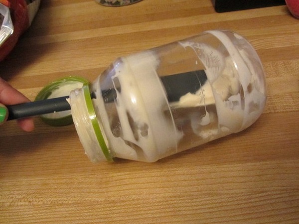 Pārpalikumus majonēzes burkā var pārvērst par salātu mērci, pievienojot etiķi, garšvielas un olīveļļu.