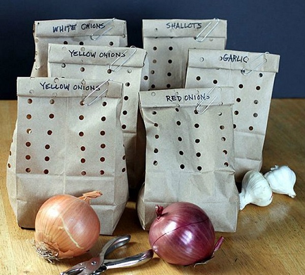 Perforēti papīra maisiņi ir vispiemērotākie, lai uzglabātu sīpolus un ķiplokus.