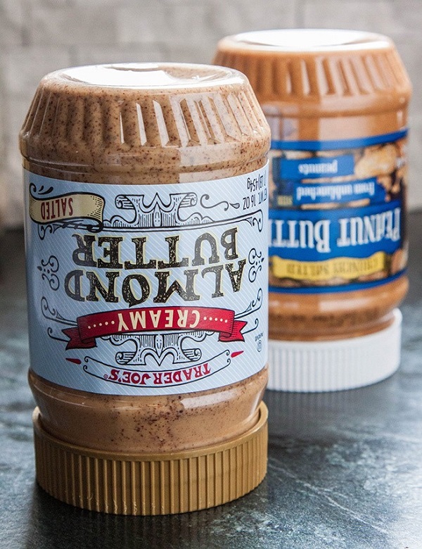 Ja apgriezīsi burku otrādi, tad vieglāk varēsi izņemt valriekstu eļļu