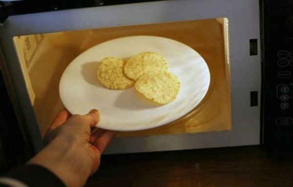 Čipsi vai krekeri savilkušies ar mitrumu? Ievieto tos mikroviļņu krāsnī.