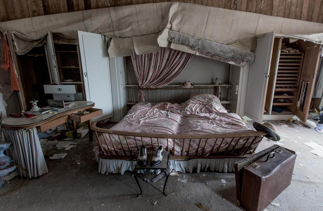 Urologa Krafta villa Vācijā – fotogrāfijā redzama urologa Karla Krafta guļamistaba, kurš 30tajos gados savā villā atvēra privātpraksi. Māja tika pamesta 2006.gadā.