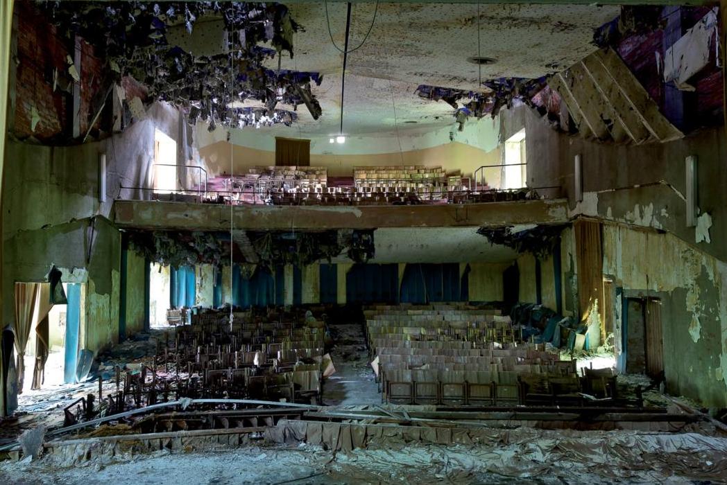 Psihiatriskā slimnīca Itālijā – fotogrāfijā redzama klīnikas auditorija. Tā tika aizvērta 1997.gadā, taču 2013.gadā to izmantoja 100 patvēruma meklētāju izmitināšanai.