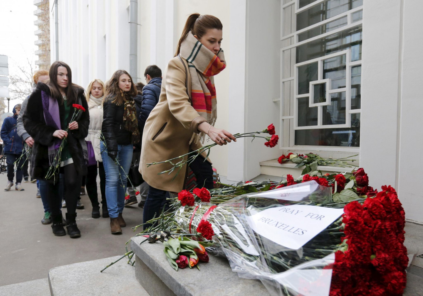 Krievijā pie Beļģijas vēstniecības gulst ziedi