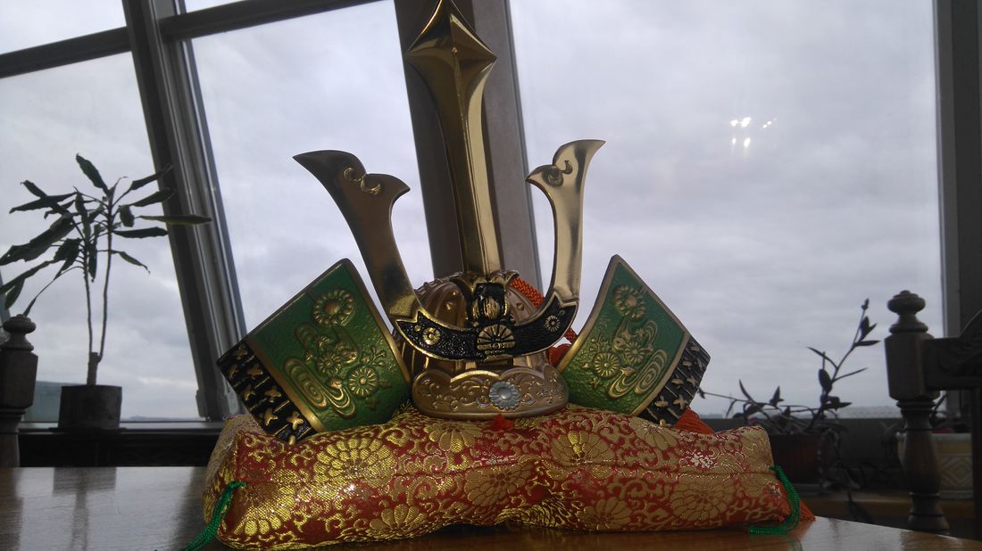 Rīgai tiek dāvinātas ne tikai monumentālas dāvanas, bet arī interesanti un nelieli priekšmeti. Piemēram, Kobes pilsēta ir uzdāvinājusi šo galvassegu.