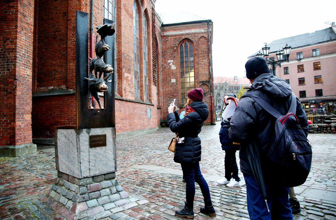 Brēmenes muzikanti – ilgi nav jādomā, lai saprastu, no kā ir šī dāvana. Pastāv ticējums, ka, ja kādu no dzīvniekiem pietur aiz deguna, tad var izteikt vēlēšanos, kas noteikti piepildīsies.