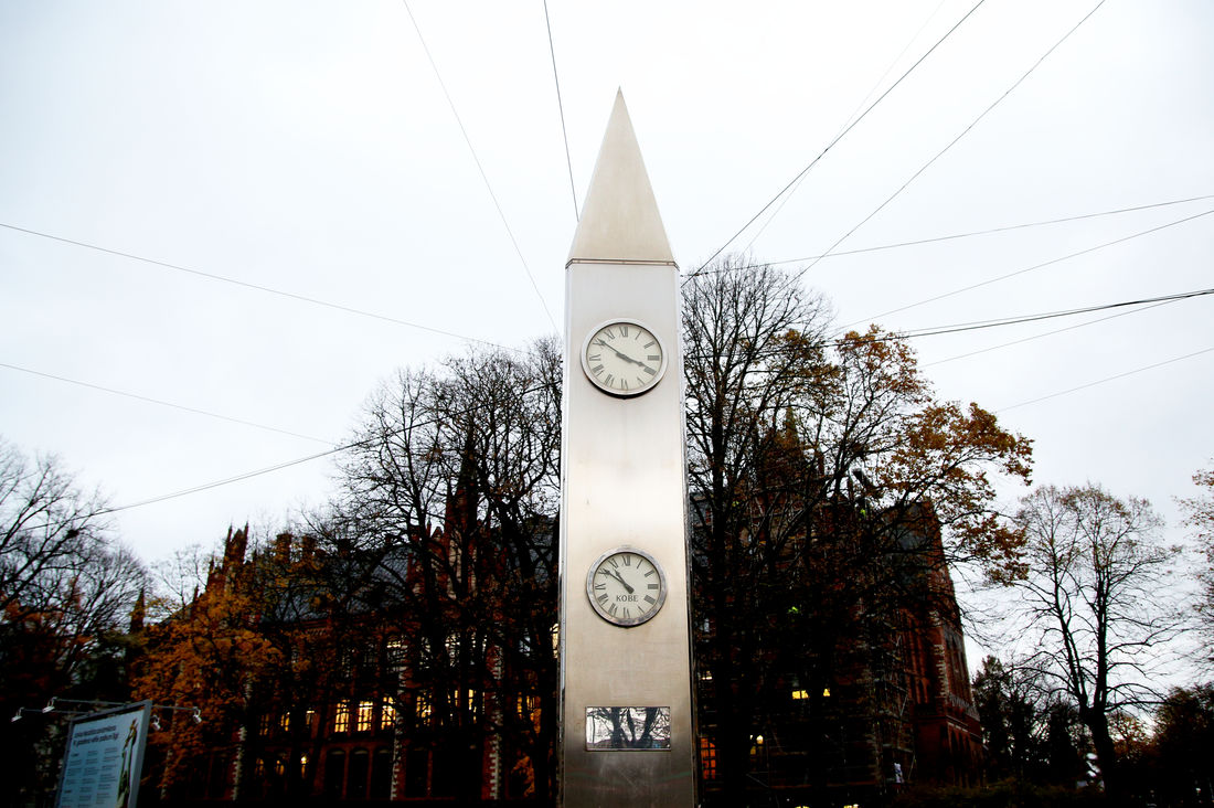 Kobes pilsēta ir uzdāvinājusi ielas pulksteņus – tie atrodas pie Mākslas akadēmijas un rāda gan Latvijas, gan Japānas laiku.