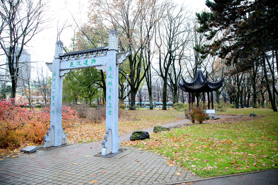 Sadraudzības pilsēta Sudžou Rīgai ir uzdāvinājusi arku un lapeni, kas atrodas Kronvalda parkā.