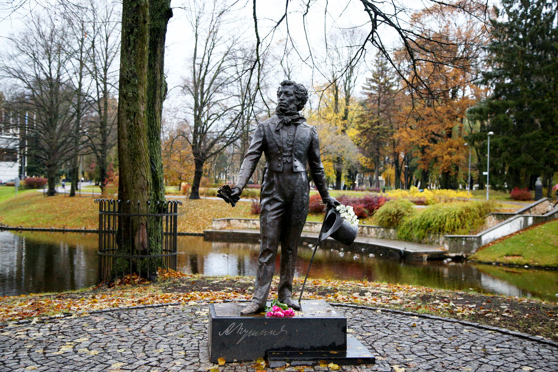 Dzejnieka Aleksandra Puškina piemineklis, tāpat kā daudzas citas dāvanas, uzstādīts pie Kronvalda parka. Šo skulptūru Rīgai uzdāvinājusi Maskava.