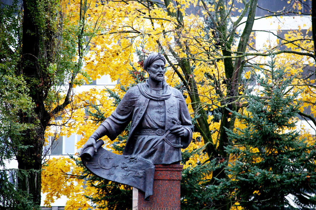 Kronvalda parkā, blakus Latvijas Jūras akadēmijai, atrodas Mirzo Ulugbeka – filosofa, matemātiķa, sultāna, piemineklis. Šī dāvana ir no sadraudzības pilsētas Taškentas.