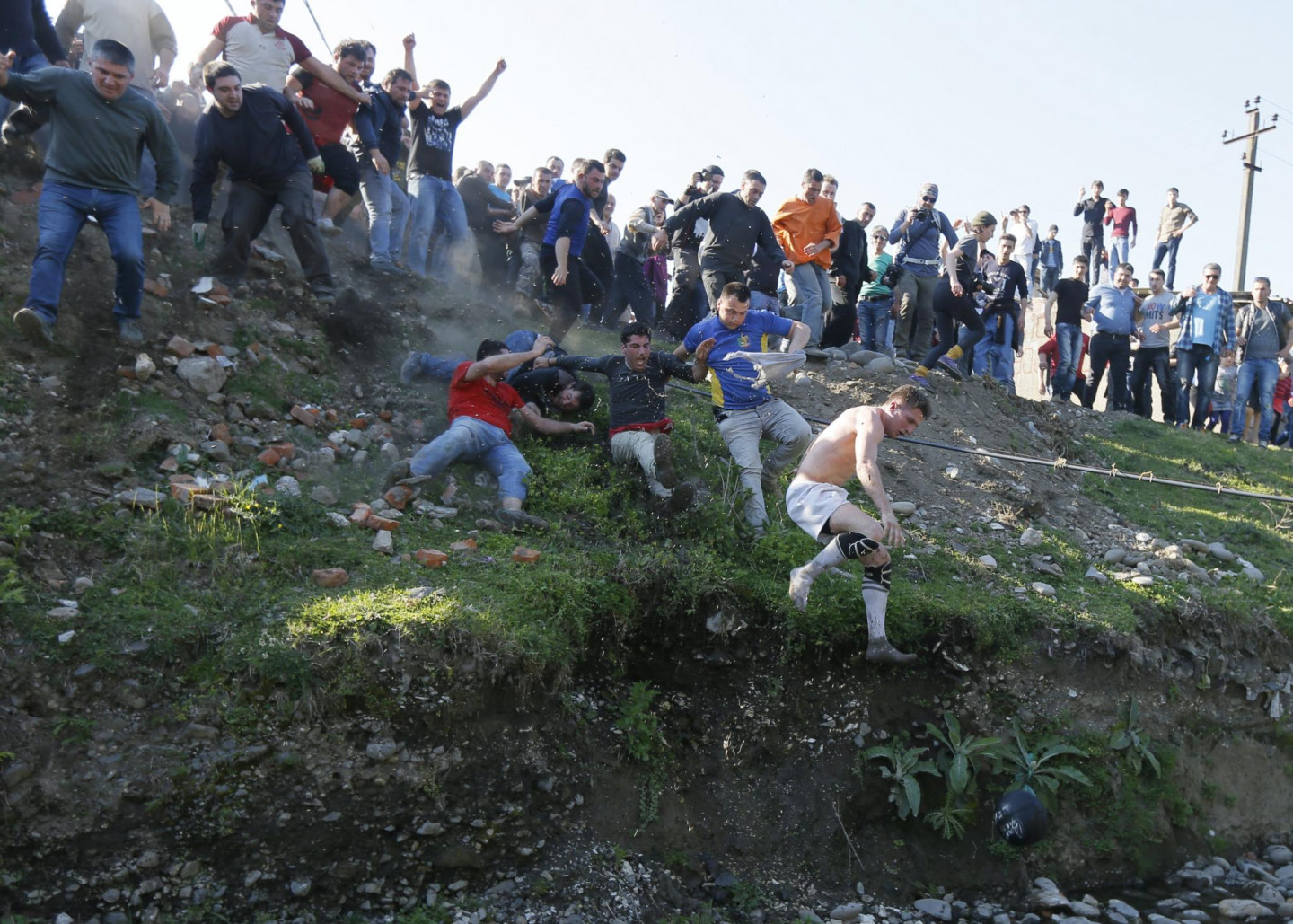 Gruzija, tradicionālā Lieldienu spēle "Lelo", kurā no kalna tiek ripināta 16 kg smaga bumba un kurā cilvēki sacenšas par to, kurš to noķers
