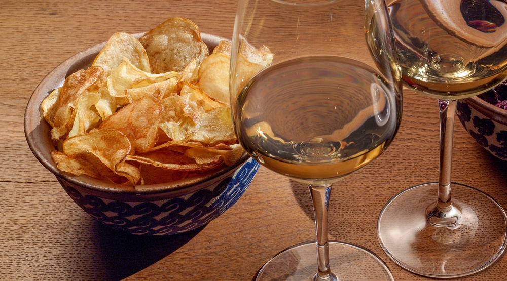 Чипсы с игристым вином. Чипсы с игристым вином. Шампанское и закуски. Чипсы с игристым вином. Чипсы шампанское.