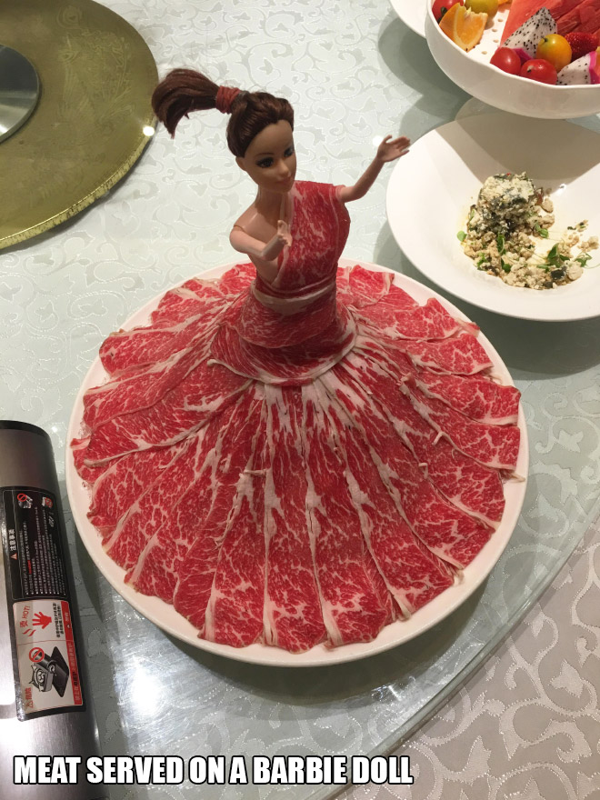 Gaļa, kas izveidota par lelles Bārbijas tērpu