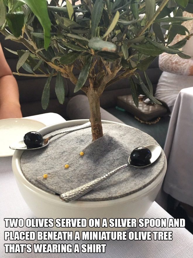 Divas olīvas, kas pasniegtas uz sudraba karotes